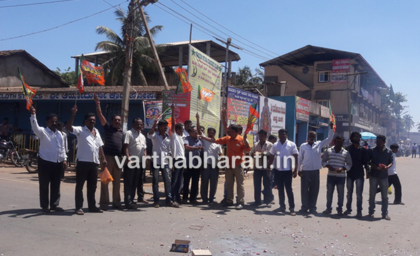 ಸಿಡ್ಡಿಮದ್ದು ಸಿಡಿಸಿ ಸಿಹಿ ಹಂಚಿ ಸಂಭ್ರಮಿಸಿದ ಬಿಜೆಪಿ